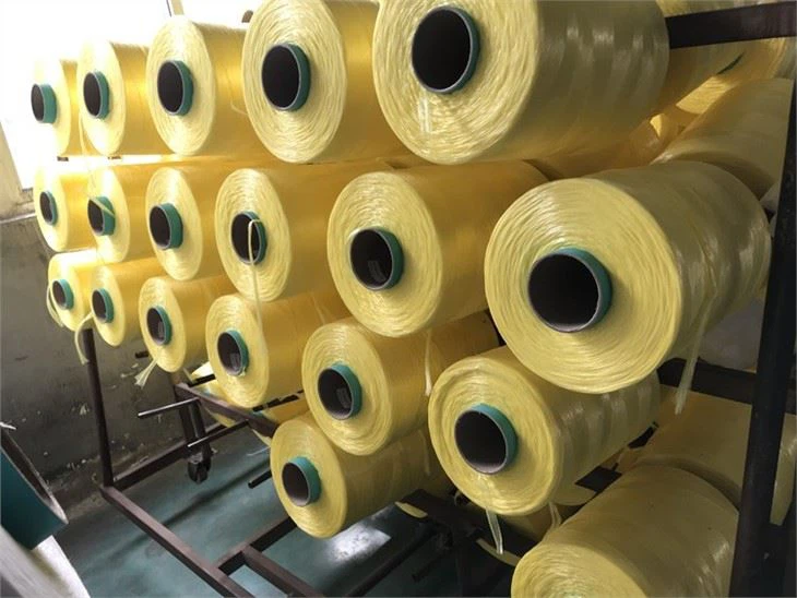 2050dtex Green Color PP Fibrillated Yarn For Carpet